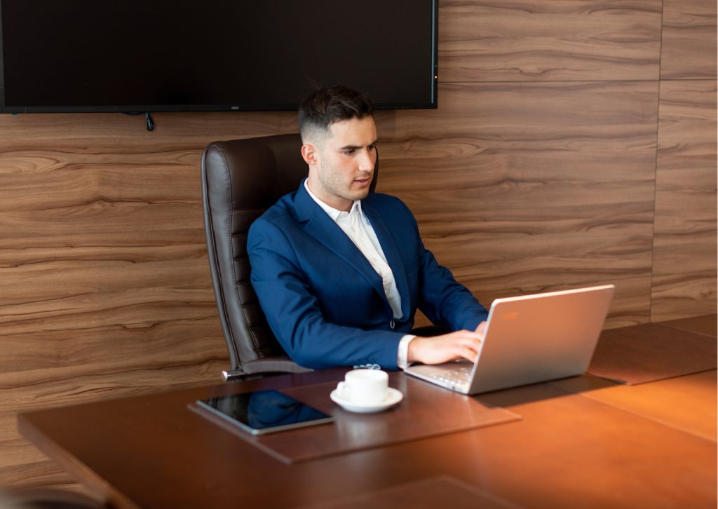 imprenditore lavora al computer per una consulenza seduto in ufficio