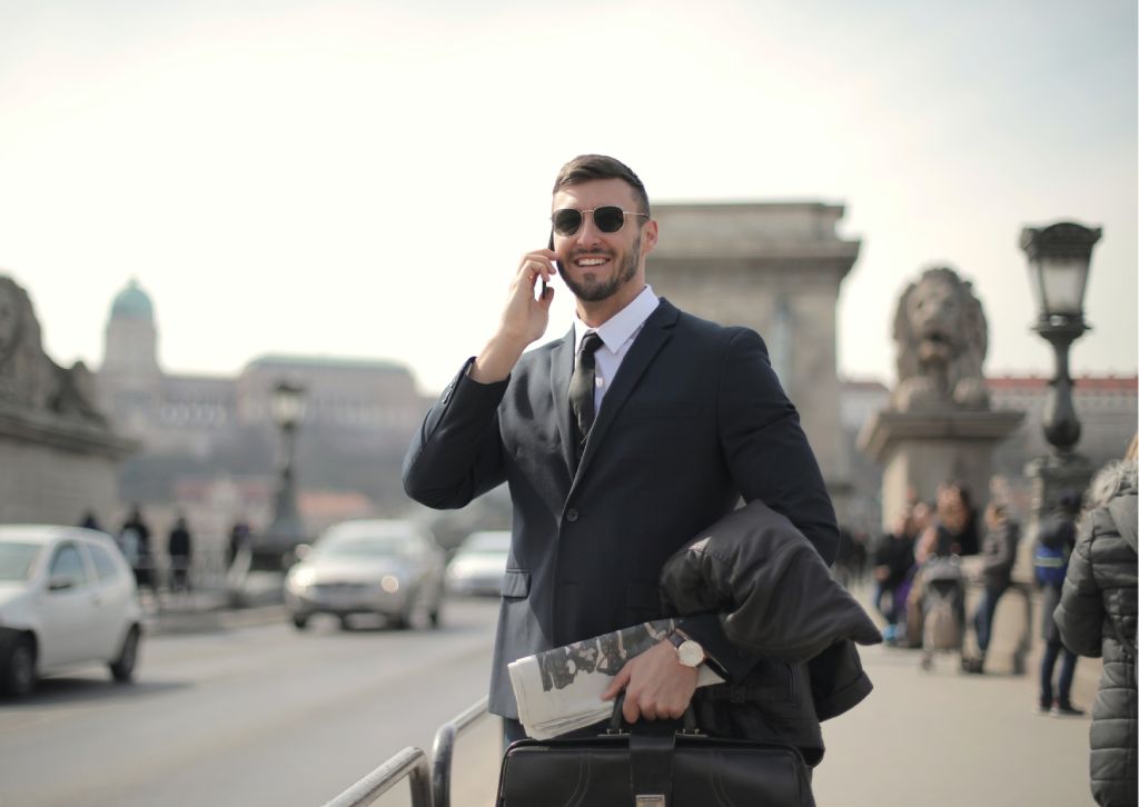 imprenditore parla al telefono per investire in Ungheria